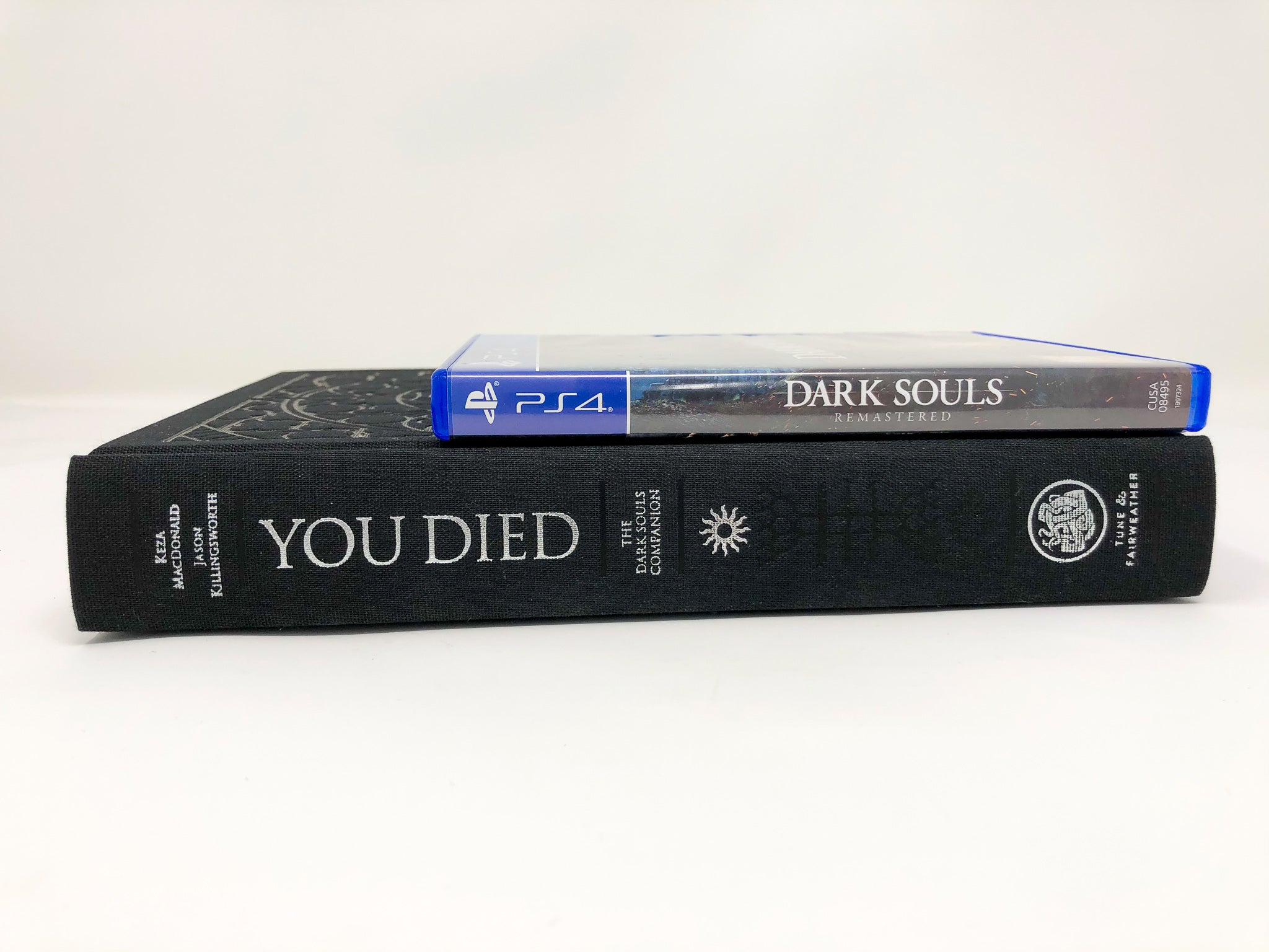 You Died: The Dark Souls Companion (black cloth edition) – Tune